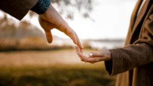 O casamento baseado em amor sacrificial e respeito mútuo resulta em um lar pacífico e harmonioso, refletindo o propósito de Deus para a união.